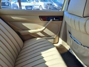 Image 47/50 of Mercedes-Benz 300 SE (1990)