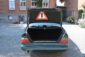 Immagine 9/15 di Mercedes-Benz E 220 (1996)