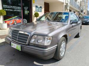 Immagine 31/35 di Mercedes-Benz E 200 (1995)