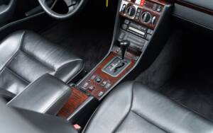 Image 33/45 of Mercedes-Benz E 220 (1995)