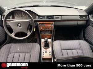 Immagine 10/15 di Mercedes-Benz 200 TE (1992)