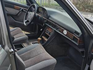 Immagine 2/8 di Mercedes-Benz 260 SE (1986)
