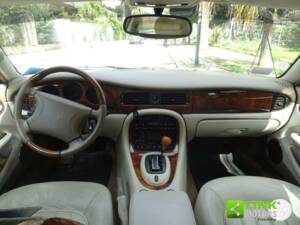Image 14/24 of Jaguar XJ 8 Sovereign (1999)