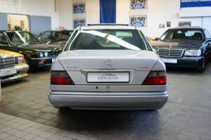 Image 9/33 of Mercedes-Benz E 300 Diesel (1994)