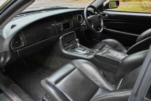 Image 32/50 of Jaguar XKR (2006)