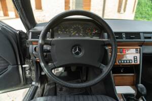 Immagine 38/48 di Mercedes-Benz 200 CE (1990)