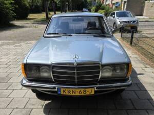 Bild 3/8 von Mercedes-Benz 230 CE (1983)