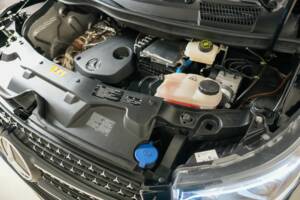 Image 23/35 of Mercedes-Benz V 300 d 4MATIC (2025)