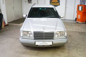 Image 4/36 de Mercedes-Benz E 220 T (1993)