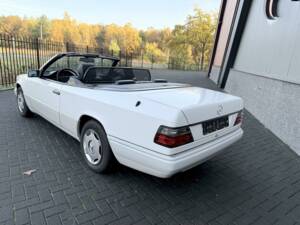 Image 8/36 of Mercedes-Benz E 200 (1994)