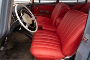 Image 2/8 of Mercedes-Benz 220 S b (1962)