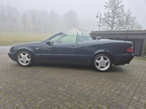 Image 6/8 of Mercedes-Benz CLK 320 (1999)