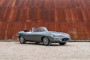 Image 10/34 de Jaguar E-Type (1968)