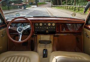 Image 15/31 of Jaguar 340 (1968)