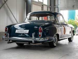 Image 2/33 of Mercedes-Benz 220 SE (1960)