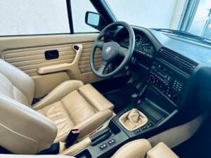 Image 15/29 de BMW 325i (1989)