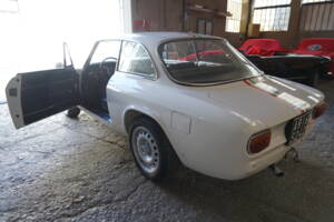 Image 8/28 de Alfa Romeo Giulia GT 1300 Junior (1970)