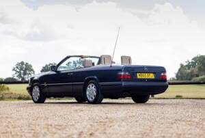 Bild 4/46 von Mercedes-Benz E 320 (1994)