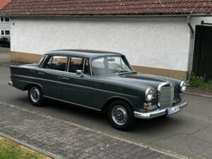 Image 8/13 of Mercedes-Benz 230 (1967)