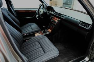 Bild 22/73 von Mercedes-Benz 230 E (1991)