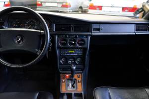 Image 19/38 of Mercedes-Benz 190 E 2.5-16 (1992)