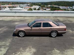 Immagine 6/13 di Mercedes-Benz E 220 (1994)