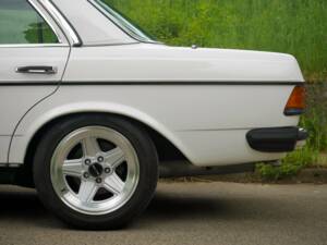 Immagine 35/50 di Mercedes-Benz 230 E (1900)