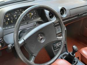 Afbeelding 33/40 van Mercedes-Benz 230 E (1983)