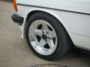 Immagine 41/50 di Mercedes-Benz 230 E (1900)