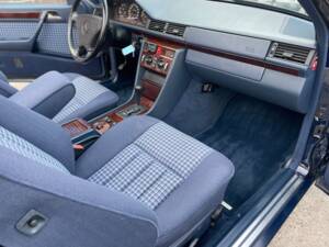 Image 8/25 of Mercedes-Benz E 200 (1996)