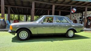 Image 4/71 of Mercedes-Benz 240 D (1980)