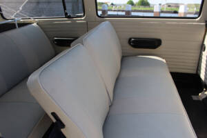 Image 15/22 of Volkswagen T2b Kombi (1970)