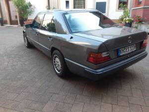 Image 7/10 of Mercedes-Benz 200 E (1988)