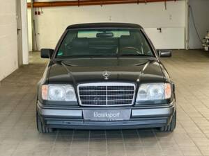 Imagen 2/14 de Mercedes-Benz E 220 (1993)
