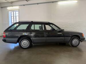 Image 25/43 of Mercedes-Benz 230 TE (1992)