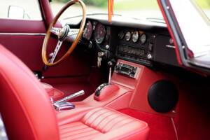 Image 17/25 de Jaguar E-Type (1969)