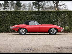 Image 3/12 de Jaguar E-Type (1970)