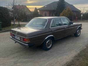 Bild 8/8 von Mercedes-Benz 250 (1980)