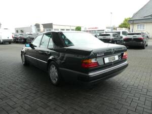 Image 6/21 of Mercedes-Benz 500 E (1992)