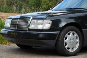Image 5/63 of Mercedes-Benz 220 E (1993)