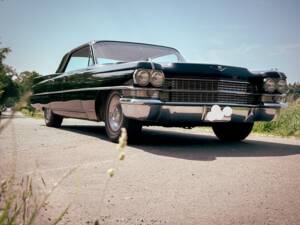 Image 2/10 of Cadillac 63 Sedan DeVille (1963)