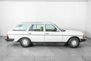 Bild 10/50 von Mercedes-Benz 300 D (1983)