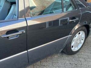 Imagen 32/64 de Mercedes-Benz E 500 (1993)