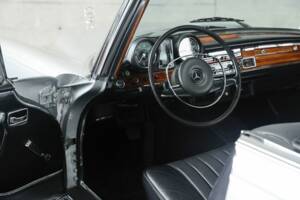 Image 21/48 of Mercedes-Benz 280 SE (1969)