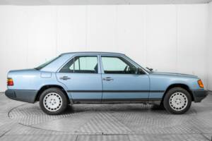 Bild 10/50 von Mercedes-Benz 230 E (1985)