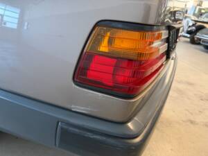 Afbeelding 36/36 van Mercedes-Benz 200 (1988)