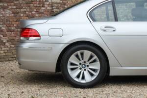 Immagine 38/50 di BMW 750i (2007)