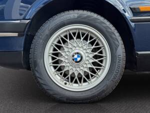 Image 17/27 of BMW 320i (1990)