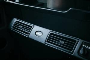 Image 22/50 of Land Rover Defender 90 "50th Anniversary" (1998)