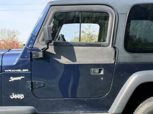 Bild 26/38 von Jeep Wrangler Sport Hardtop 2.5 (1997)